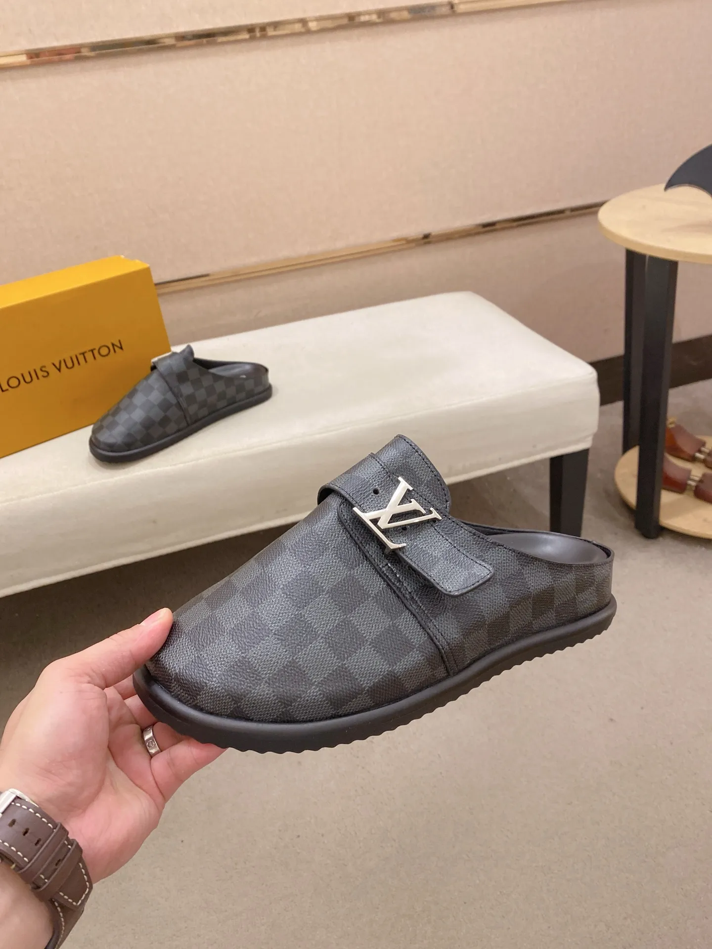 Men's shoes 💰: 360💰Made by LV🔍Top purchasing agents, men's spring and summer slippers are synchronized in the counters. The uppers are made of imported materials from Italy with logo graphics and high-quality craftsmanship. The soles: original soles specially provided by the original factory. The exclusive movable molded soles are super comfortable. Original goods follow the order, 🔍🔍high quality, you can enter and exit the counter at will. Welcome to compare, code number 38-44.